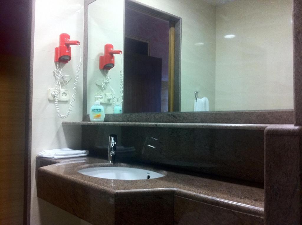 Hotel Ric Sabadell Cameră foto